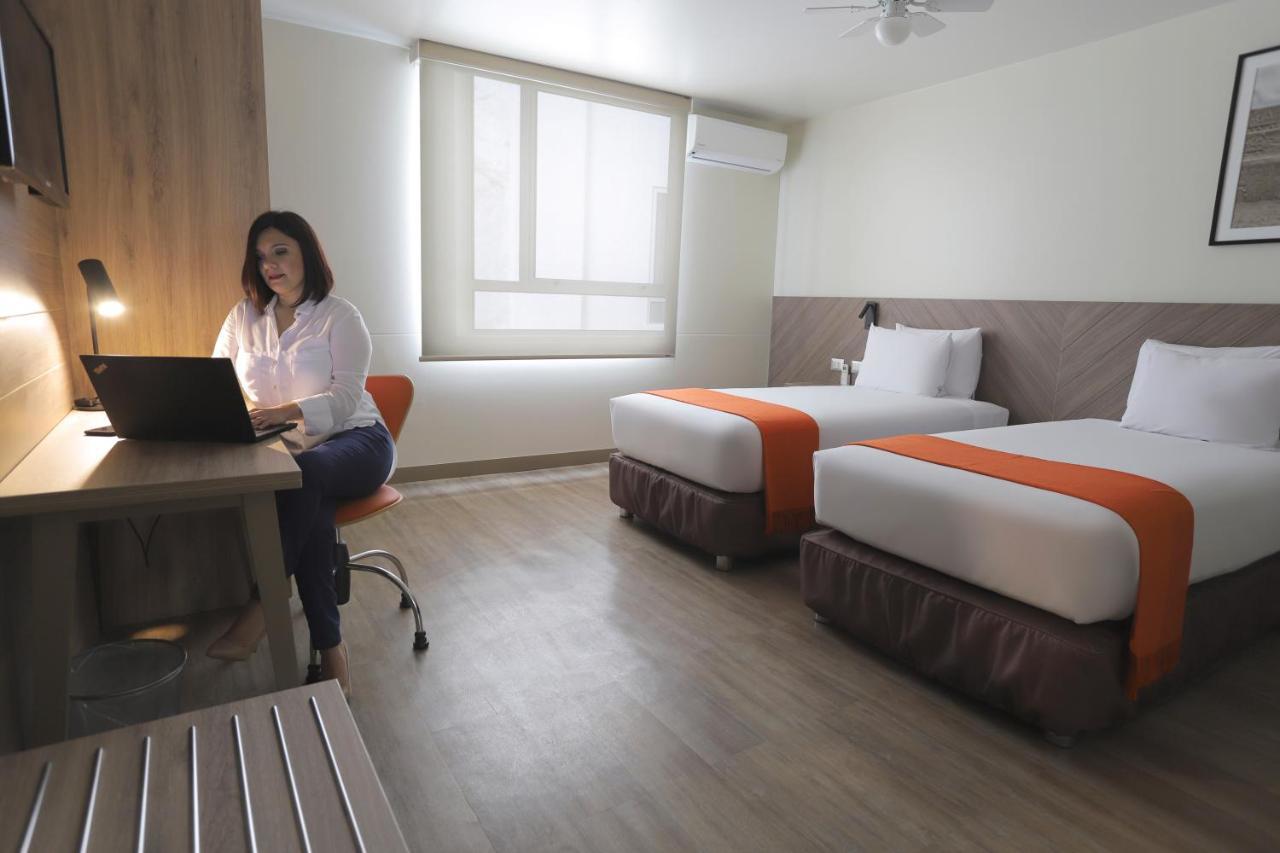 Отель Casa Andina Standard Trujillo Plaza Экстерьер фото