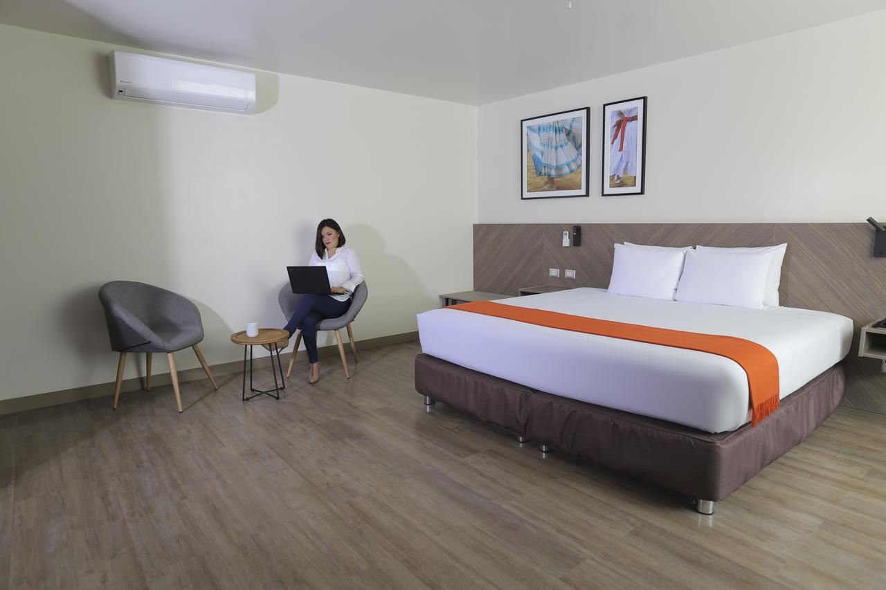 Отель Casa Andina Standard Trujillo Plaza Экстерьер фото