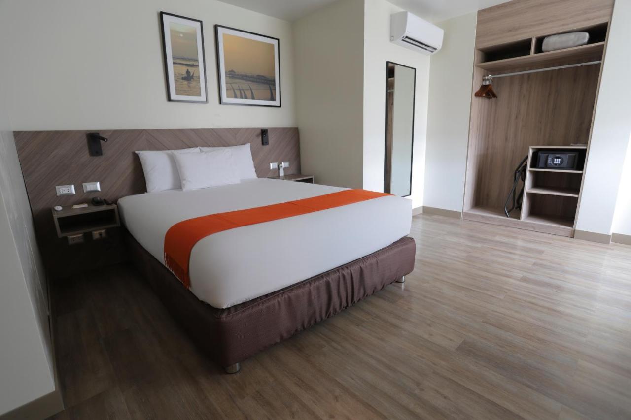 Отель Casa Andina Standard Trujillo Plaza Экстерьер фото