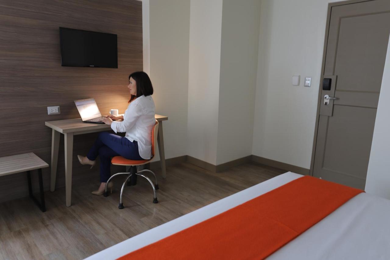 Отель Casa Andina Standard Trujillo Plaza Экстерьер фото